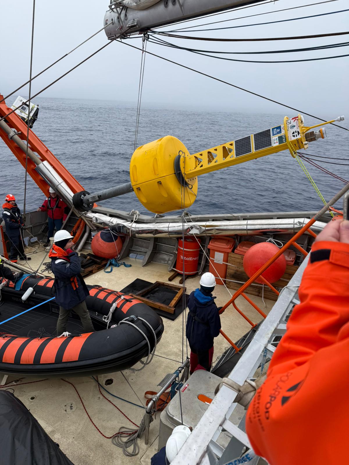L’équipe en pleine mise à l'eau du TiPOD en Antarctique
